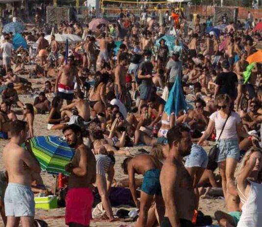 Comienzan en Barcelona las restricciones para frenar la «transmisión comunitaria» Comienzan en Barcelona las restricciones para frenar la "transmisión comunitaria"