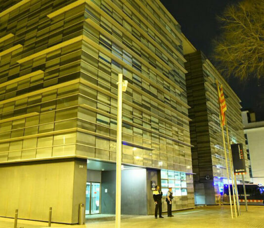 Fallece una niña de 8 años al caer en el patio interior de una vivienda Detienen a un mosso por agredir a un detenido en la comisaría de Les Corts de Barcelona