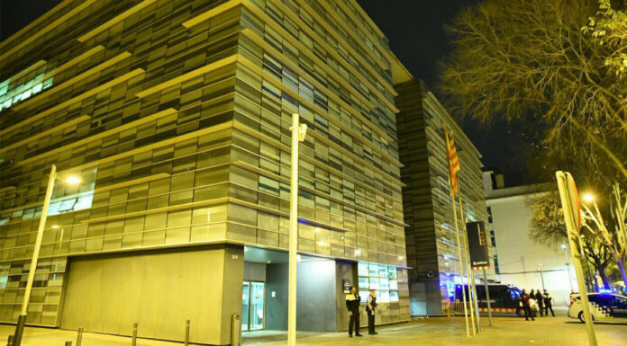 Fallece una niña de 8 años al caer en el patio interior de una vivienda Detienen a un mosso por agredir a un detenido en la comisaría de Les Corts de Barcelona
