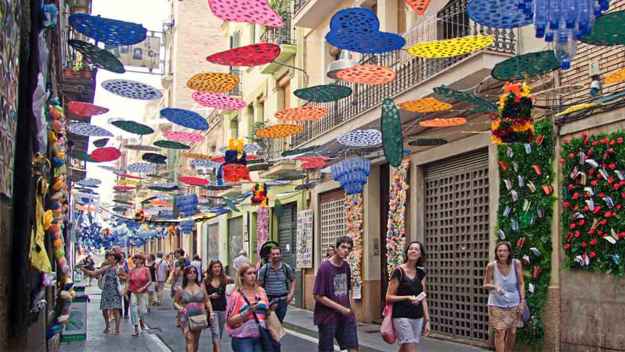La Fiesta Mayor de Gràcia será vecinal y con tres pregoneras del ámbito sanitario
