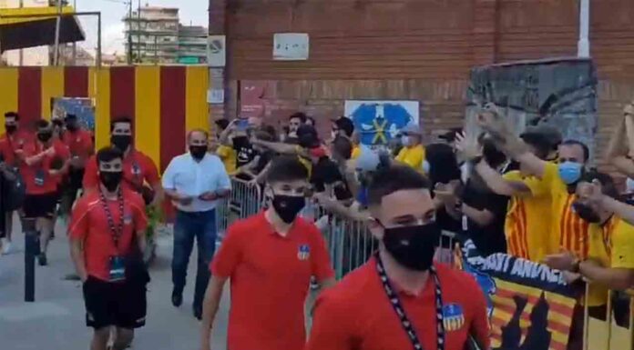 La afición del UE Sant Andreu desobedece las restricciones La afición del UE Sant Andreu desobedece las restricciones