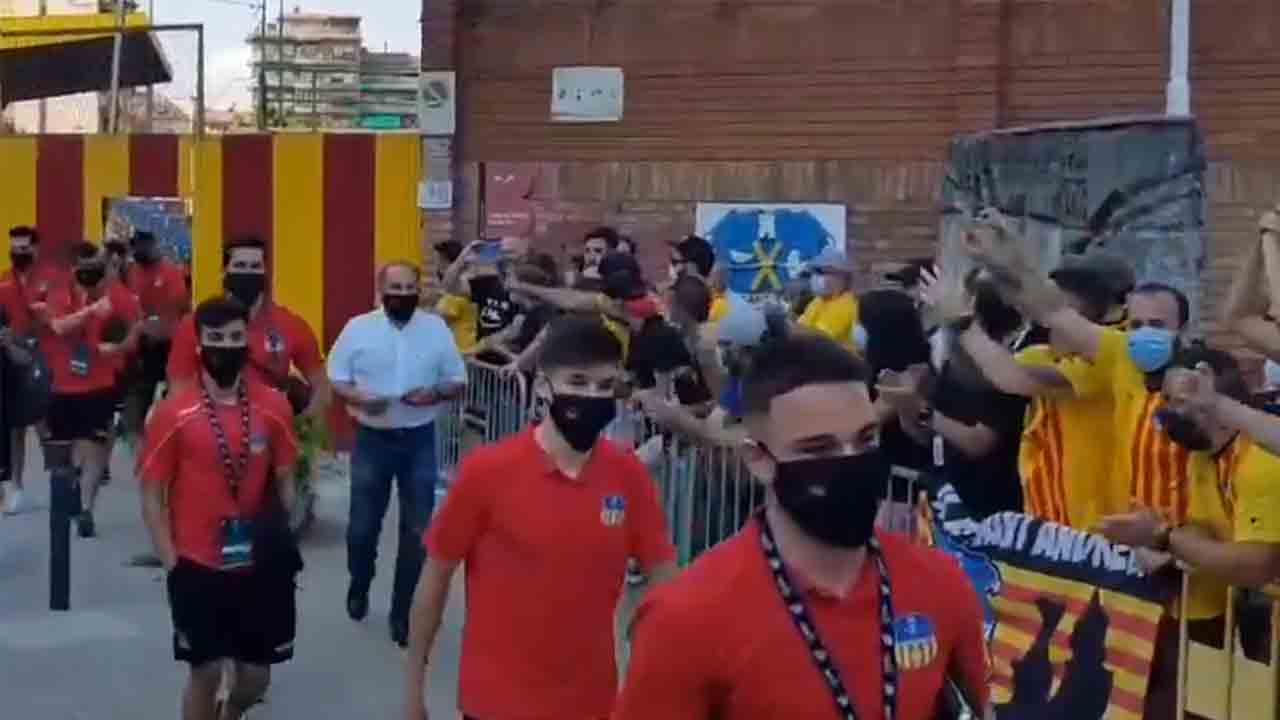 La afición del UE Sant Andreu desobedece las restricciones