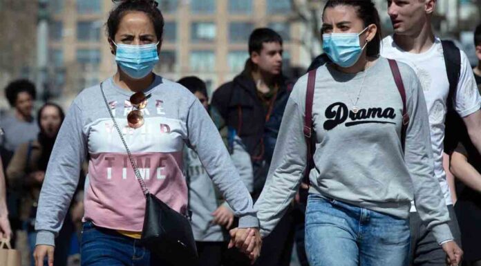 Continúa el reparto de mascarillas a los taxistas del Área Metropolitana de Barcelona La mascarilla será obligatoria en Catalunya a partir de este jueves