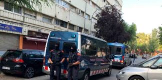 Un hombre muere apuñalado en La Mina este miércoles por la tarde Macrooperativo de 500 Mossos en La Mina contra un grupo de delitos violentos