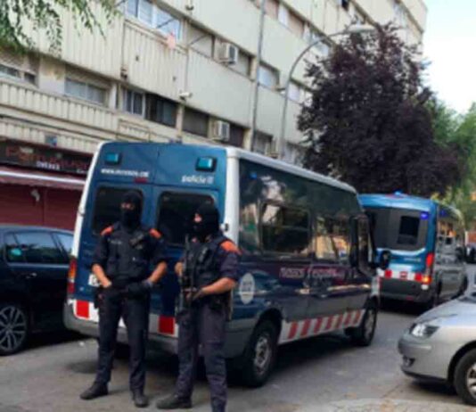 Un hombre muere apuñalado en La Mina este miércoles por la tarde Macrooperativo de 500 Mossos en La Mina contra un grupo de delitos violentos