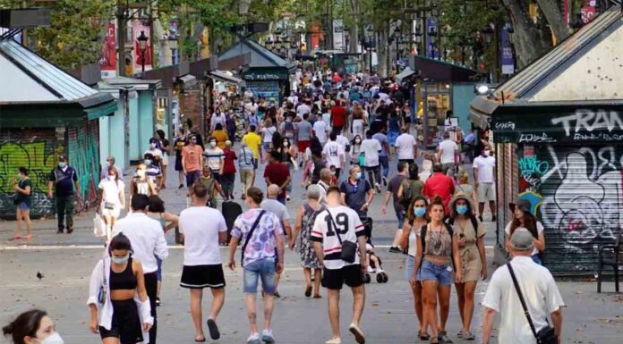 La Guàrdia Urbana de Barcelona ve «imposible» hacer cumplir las normas anti-Covid La Guàrdia Urbana de Barcelona ve "imposible" hacer cumplir las normas anti-Covid