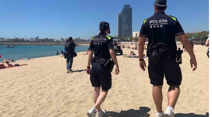 La Guàrdia Urbana estrena un nuevo módulo en el espigón del Bogatell La Guàrdia Urbana estrena un nuevo módulo en el espigón del Bogatell