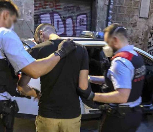 Seis detenidos por robos violentos en Barcelona Seis reincidentes detenidos por robos violentos en Barcelona