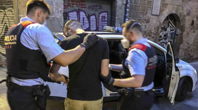 Seis detenidos por robos violentos en Barcelona Seis reincidentes detenidos por robos violentos en Barcelona