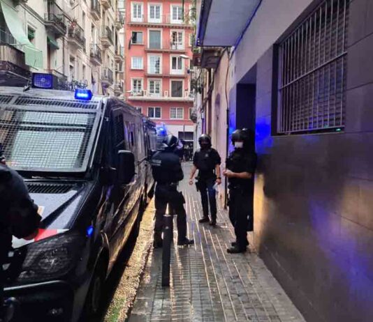 Desalojado un edificio ocupado por multireincidentes en Poble Sec Desalojado un edificio ocupado por multireincidentes en Poble Sec
