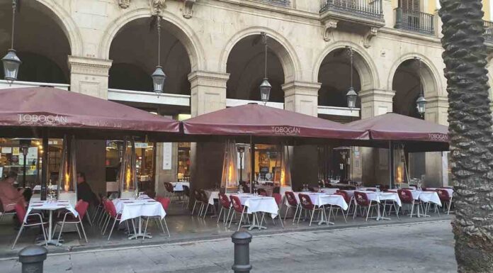 Detenido un hombre por una agresión sexual en un local de la Plaza Real Entra en vigor en Catalunya la prohibición de reuniones de más de 6 personas