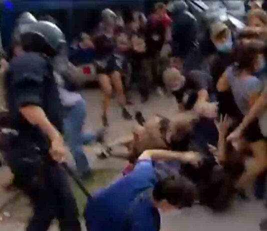 Los Mossos cargan en el desahucio de un piso propiedad de Oleguer Pujol Los Mossos cargan en el desahucio de un piso propiedad de Oleguer Pujol