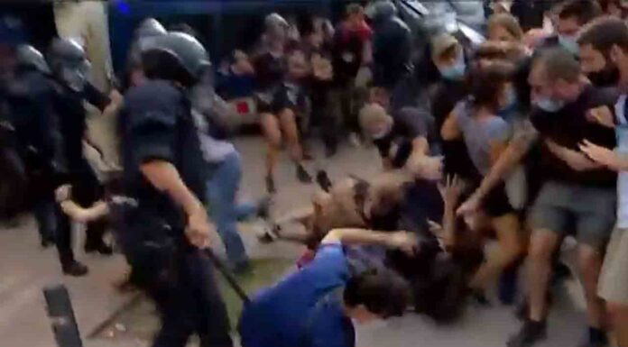 Los Mossos cargan en el desahucio de un piso propiedad de Oleguer Pujol Los Mossos cargan en el desahucio de un piso propiedad de Oleguer Pujol