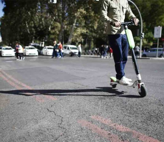 Muere el conductor de un patinete en el Eixample tras chocar con un autocar Muere el conductor de un patinete en un accidente de tráfico en Barcelona