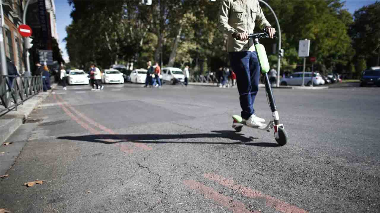 Muere el conductor de un patinete en un accidente de tráfico en Barcelona