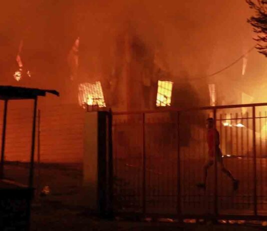 El incendio del campo de refugiados de Lesbos obliga a miles de personas a evacuar El incendio del campo de refugiados de Lesbos obliga a miles de personas a evacuar