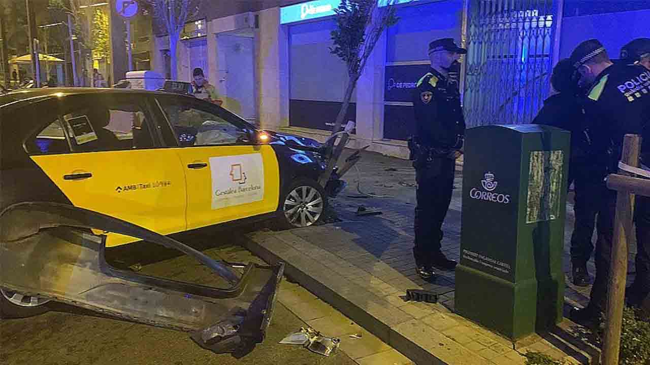 Amenaza a un taxista con una navaja, le roba el coche y se estrella contra un árbol Amenaza a un taxista con una navaja, le roba el coche y se estrella contra un árbol