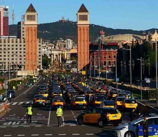 El taxi vuelve a las movilizaciones tras año y medio esperando la regulación Concentración de los taxistas de Barcelona para exigir ayudas al sector
