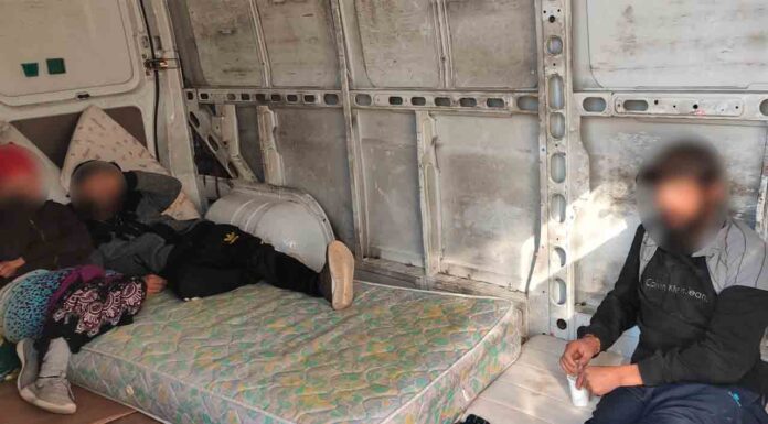 Denuncian a dos furgonetas en el Baix Llobregat por llevar pasajeros en la zona de carga Denuncian a dos furgonetas en el Baix Llobregat por llevar pasajeros en la zona de carga