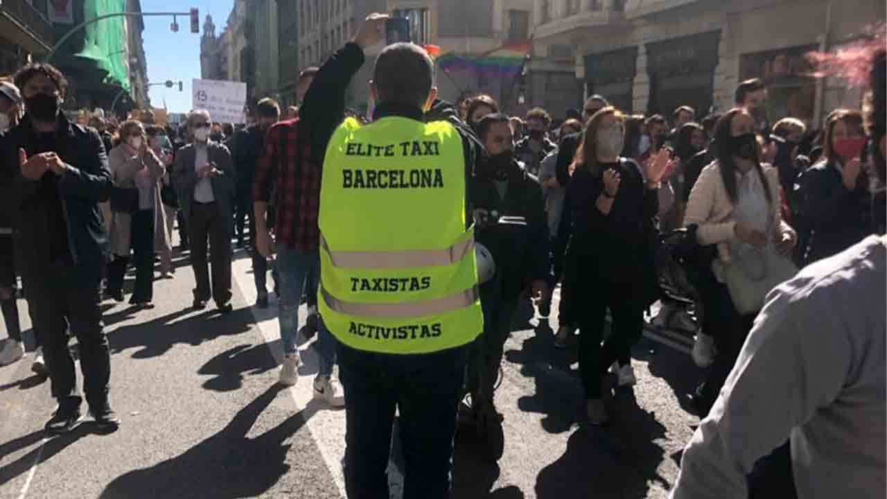 Restauradores y comerciantes protestan en Barcelona contra el cierre