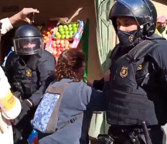 Los Mossos desalojan la Casa Buenos Aires de Vallvidrera con cargas policiales Los Mossos desalojan la Casa Buenos Aires de Vallvidrera con cargas policiales