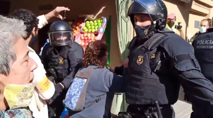 Los Mossos desalojan la Casa Buenos Aires de Vallvidrera con cargas policiales Los Mossos desalojan la Casa Buenos Aires de Vallvidrera con cargas policiales