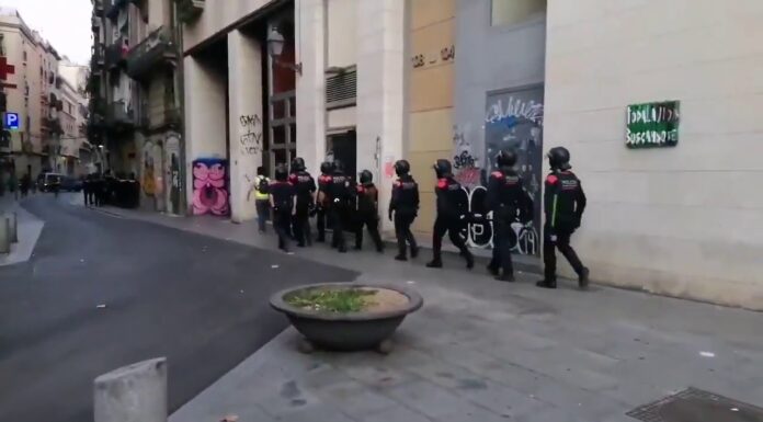 Macrooperacion en El Raval en una operación contra la venta de droga Macrooperacion en El Raval en una operación contra la venta de droga