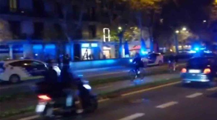 A juicio el guardia urbano que disparó a un sintecho en el paseo Sant Joan La Guàrdia Urbana repele a tiros un intento de agresión en Passeig Sant Joan