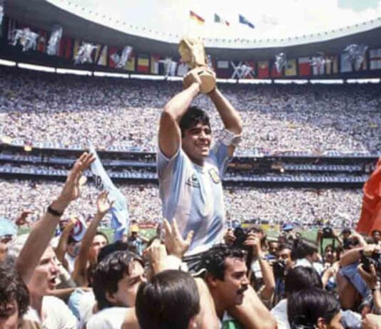 Maradona, uno de los mejores futbolistas de todos los tiempos, muere a los 60 años Maradona, uno de los mejores futbolistas de todos los tiempos, muere a los 60 años