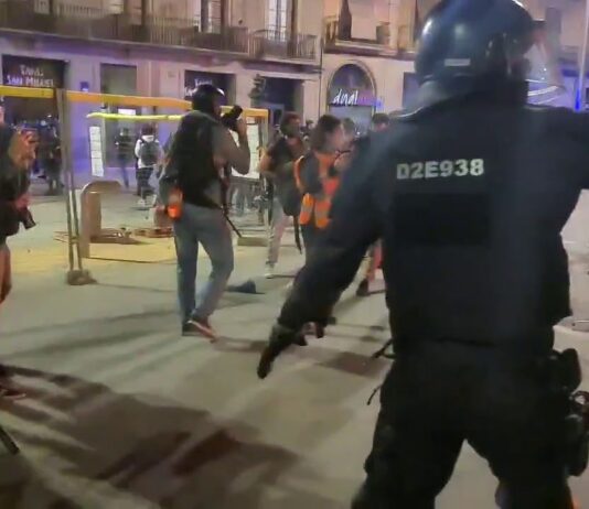 Fuertes disturbios en Barcelona por el desalojo de la Casa Buenos Aires Fuertes disturbios en Barcelona por el desalojo de la Casa Buenos Aires