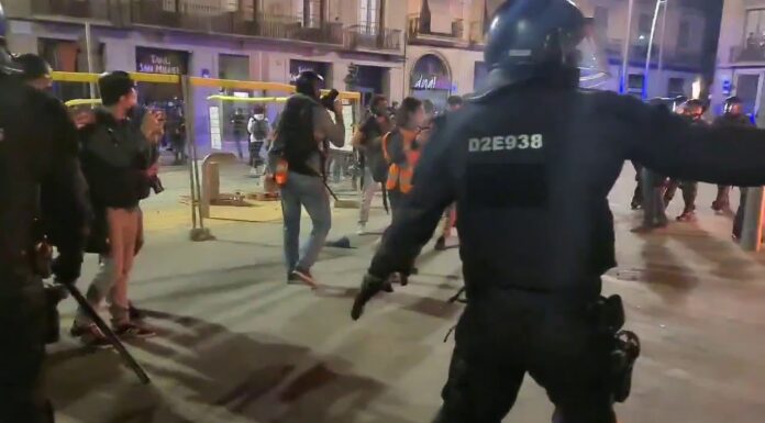 Fuertes disturbios en Barcelona por el desalojo de la Casa Buenos Aires Fuertes disturbios en Barcelona por el desalojo de la Casa Buenos Aires