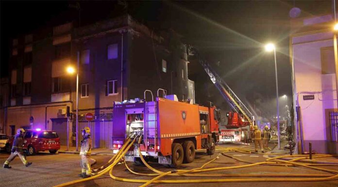 2 muertos y 20 heridos en el incendio de una nave en Badalona 2 muertos y 20 heridos en el incendio de una nave en Badalona