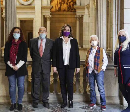 Ada Colau entrega la Medalla de Oro a la Promoción de los Valores de Igualdad a Armand de Fluvià Ada Colau entrega la Medalla de Oro a la Promoción de los Valores de Igualdad a Armand de Fluvià