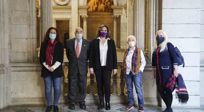 Ada Colau entrega la Medalla de Oro a la Promoción de los Valores de Igualdad a Armand de Fluvià Ada Colau entrega la Medalla de Oro a la Promoción de los Valores de Igualdad a Armand de Fluvià