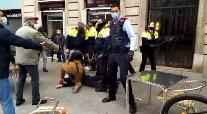 Cargas policiales y tres detenidos en un desahucio en el Eixample Cargas policiales y tres detenidos en un desahucio en el Eixample