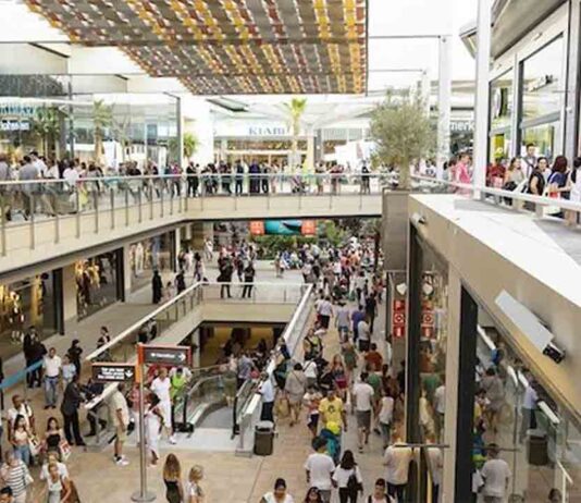 Centros comerciales abiertos y confinamiento comarcal en Catalunya Centros comerciales abiertos y confinamiento comarcal en Catalunya