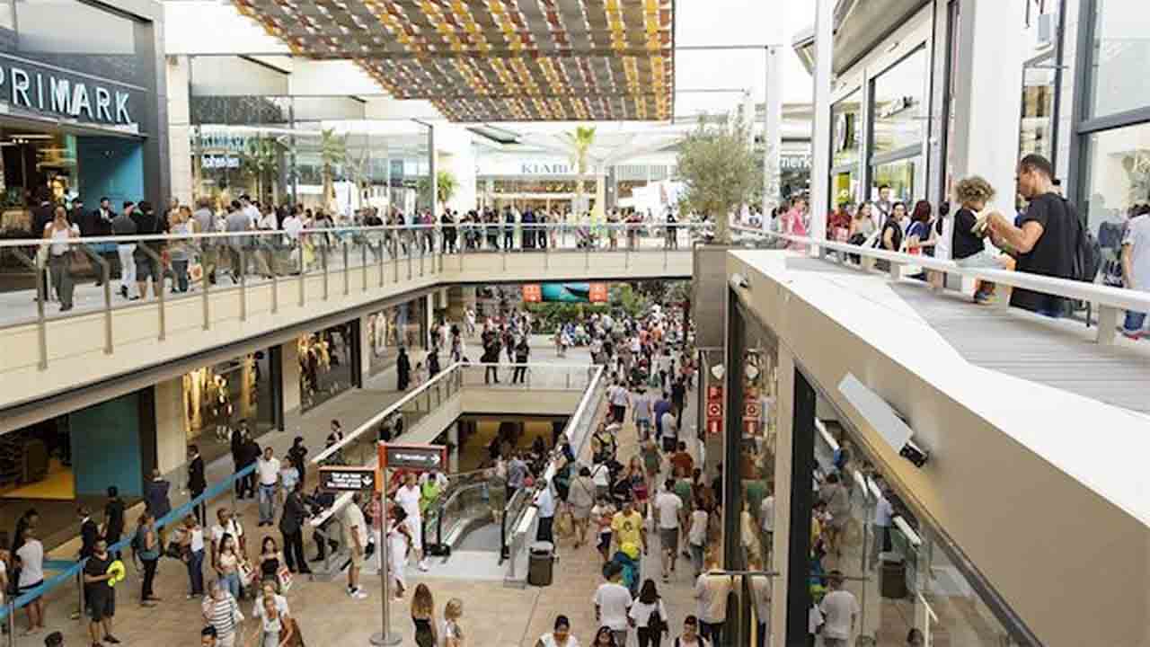 Centros comerciales abiertos y confinamiento comarcal en Catalunya