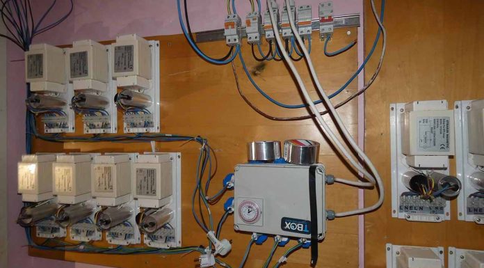 El incendio de un piso en El Prat destapa conexiones eléctricas fraudulentas y túneles El incendio de un piso en El Prat destapa conexiones eléctricas fraudulentas y túneles