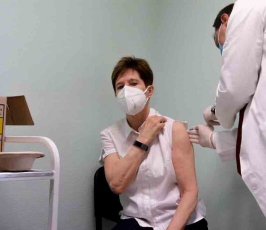 Miles de vacunas a punto de caducar en Catalunya por la baja demanda Este domingo comienza la vacunación para la Covid en nueve residencias sin contagios