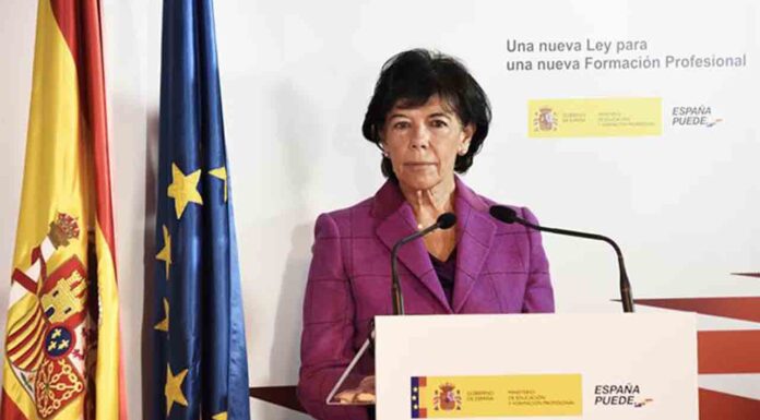 Isabel Celaá anuncia una Ley de Formación Profesional para consolidar el nuevo sistema de FP Isabel Celaá anuncia una Ley de Formación Profesional para consolidar el nuevo sistema de FP