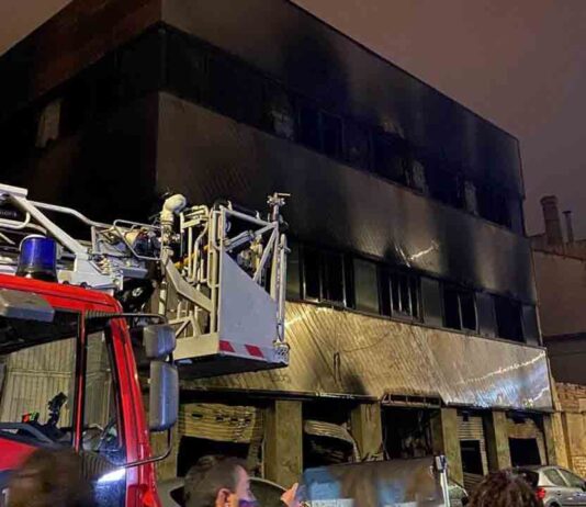 Localizado un tercer cadáver en la nave incendiada de Badalona Localizado un tercer cadáver en la nave incendiada de Badalona