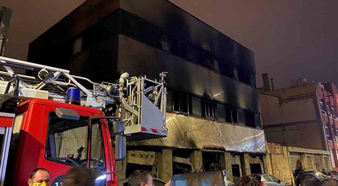 Localizado un tercer cadáver en la nave incendiada de Badalona Localizado un tercer cadáver en la nave incendiada de Badalona