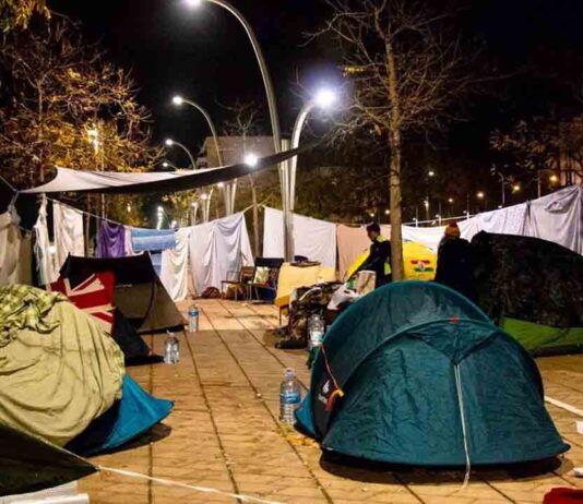 Los afectados por el incendio de Badalona se trasladan para evitar el desalojo Los afectados por el incendio de Badalona se trasladan para evitar el desalojo