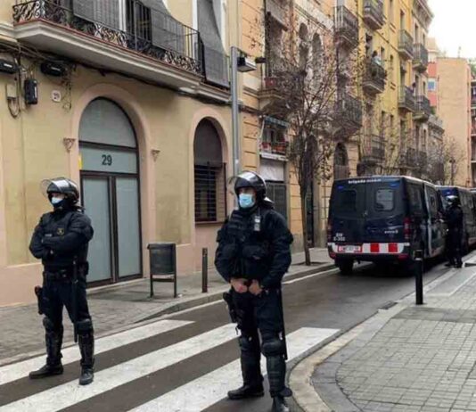 Más de 10 furgonetas de la Brimo se concentran en Sants para un desahucio Más de 10 furgonetas de la Brimo se concentran en Sants para un desahucio