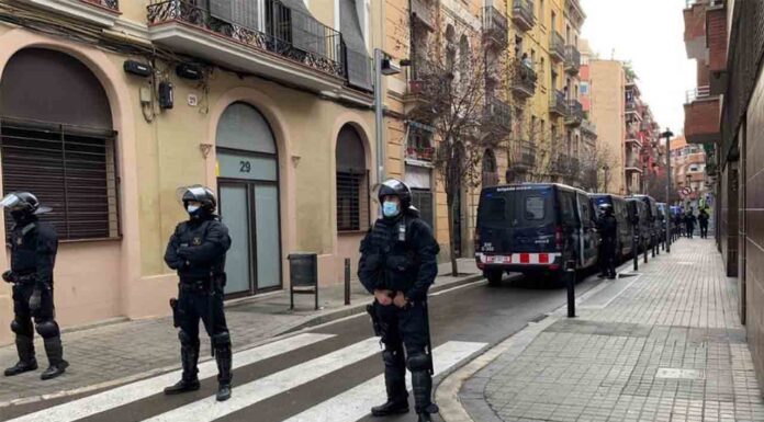 Más de 10 furgonetas de la Brimo se concentran en Sants para un desahucio Más de 10 furgonetas de la Brimo se concentran en Sants para un desahucio