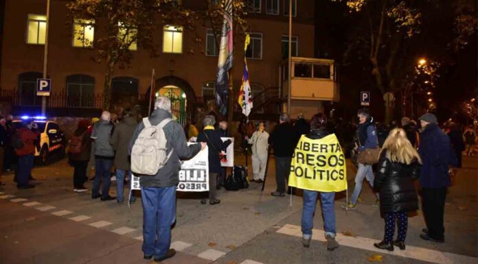 Unas 300 personas protestan ante cárceles en Barcelona y Figueres por la decisión de TS Unas 300 personas protestan ante cárceles en Barcelona y Figueres por la decisión de TS