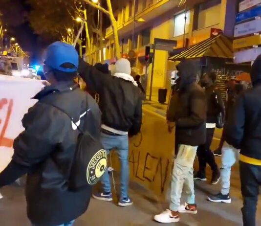 Manifestación en Badalona para pedir la dimisión de Albiol por sus declaraciones tras el incendio Manifestación en Badalona para pedir la dimisión de Albiol por sus declaraciones tras el incendio