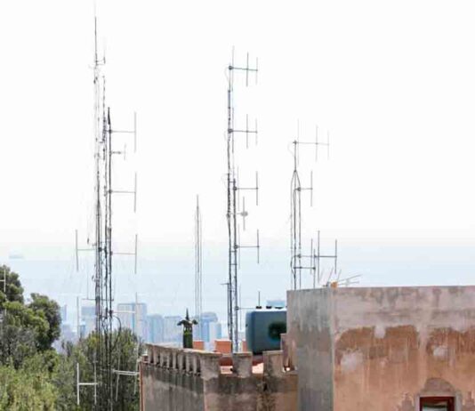 Retirada de antenas ilegales del Turó de la Rovira Retirada de antenas ilegales del Turó de la Rovira