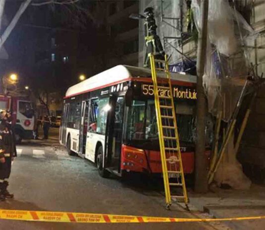 Seis heridos en el choque de dos autobuses en Poble Sec Seis heridos en el choque de dos autobuses en Poble Sec