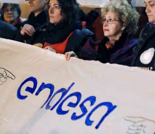 Vecinos de La Barceloneta denunciarán a Endesa por los cortes de luz Vecinos de La Barceloneta denunciarán a Endesa por los cortes de luz